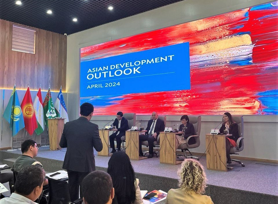 ADB Representatives Present Asian Development Outlook in Engaging Session with Studen…